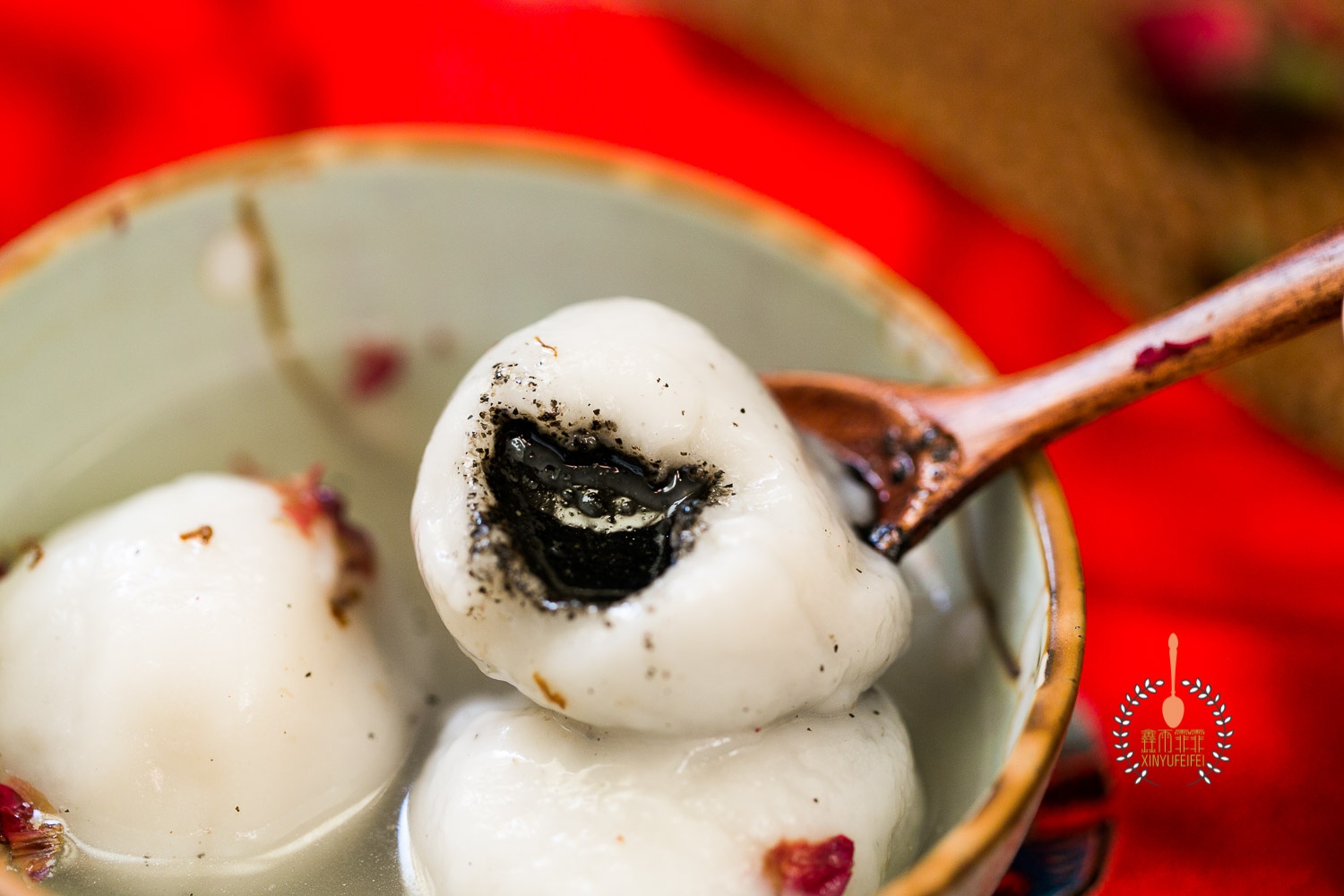 北方以前都习惯吃元宵,而南方是以汤圆为主.