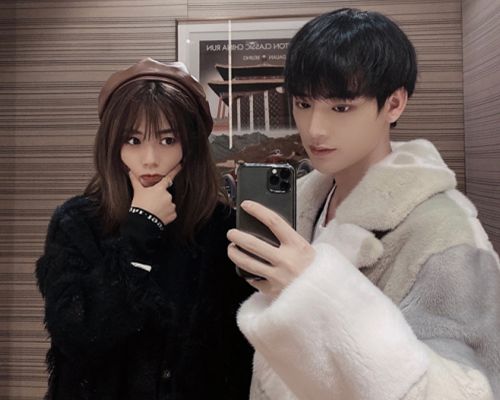 韩安冉官宣恋情后曹司令在微博晒与女生合照明显是生气了