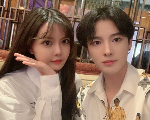 韩安冉官宣恋情后曹司令在微博晒与女生合照明显是生气了