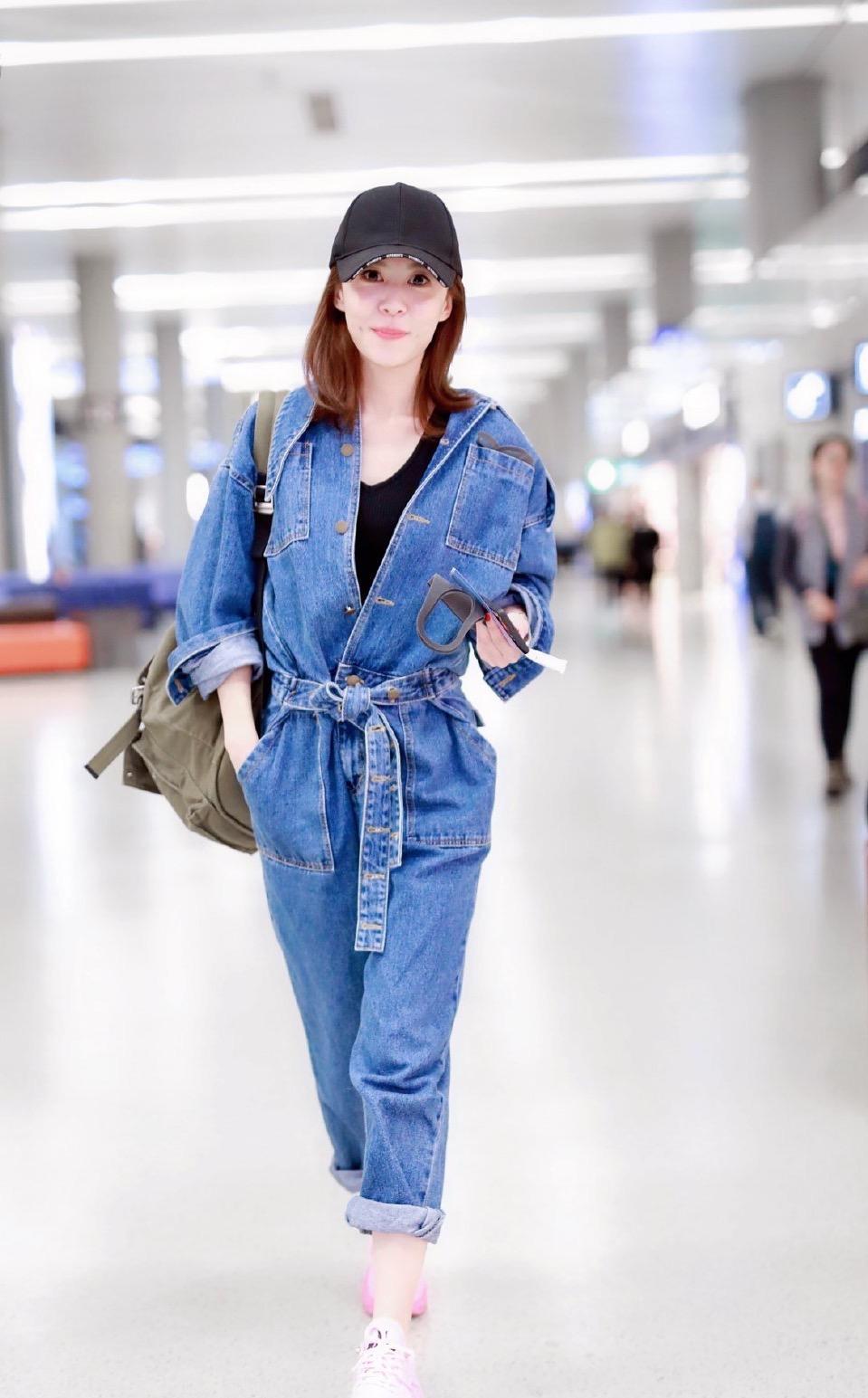 李金铭终于"红"了,锁骨短发搭配牛仔连衣裤走机场,高级又时髦