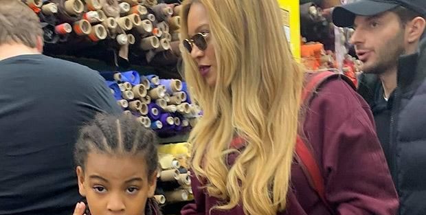 碧昂丝(Beyonce)和女儿(Blue Ivy)穿着亲子装纽约市购物