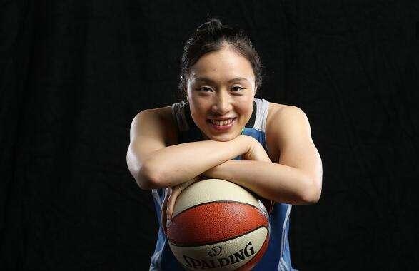 她是女篮阵中的美女学霸,把爱好变成事业,如今和队友们进军东京