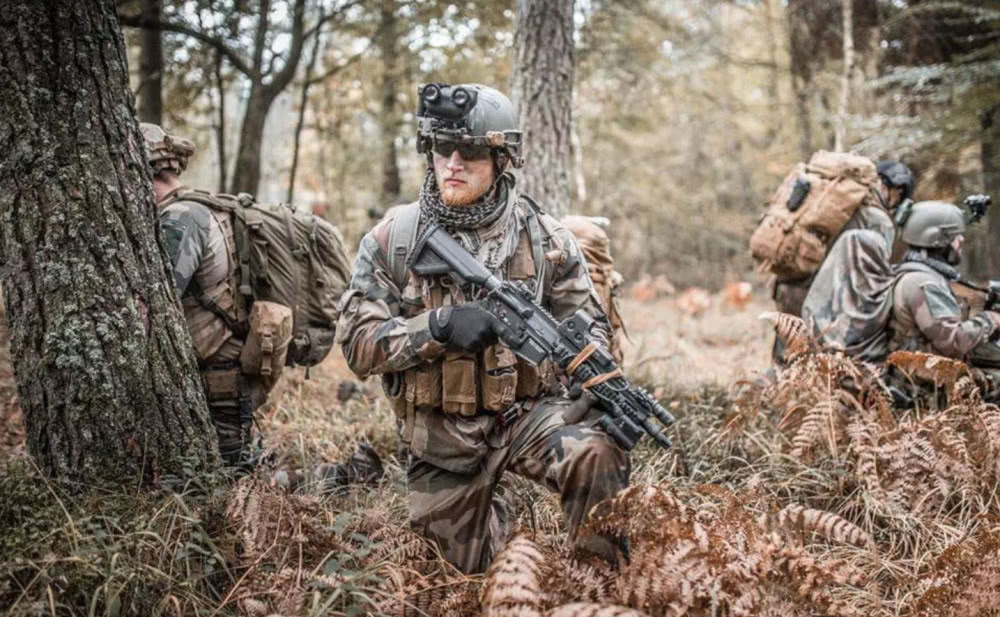 法国特种部队演习,德国步枪,比利时机枪装满配件,装备欧洲领先