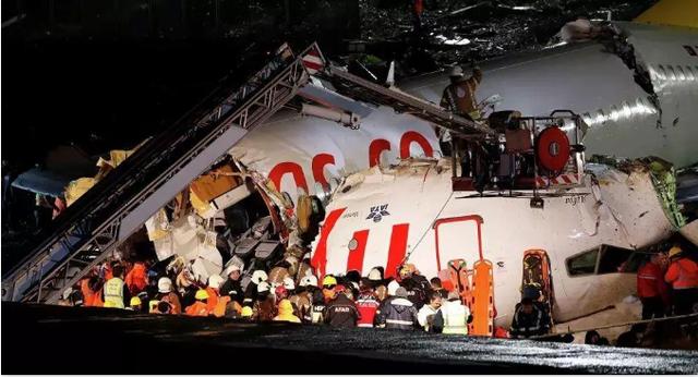 波音737冲下30多米斜坡