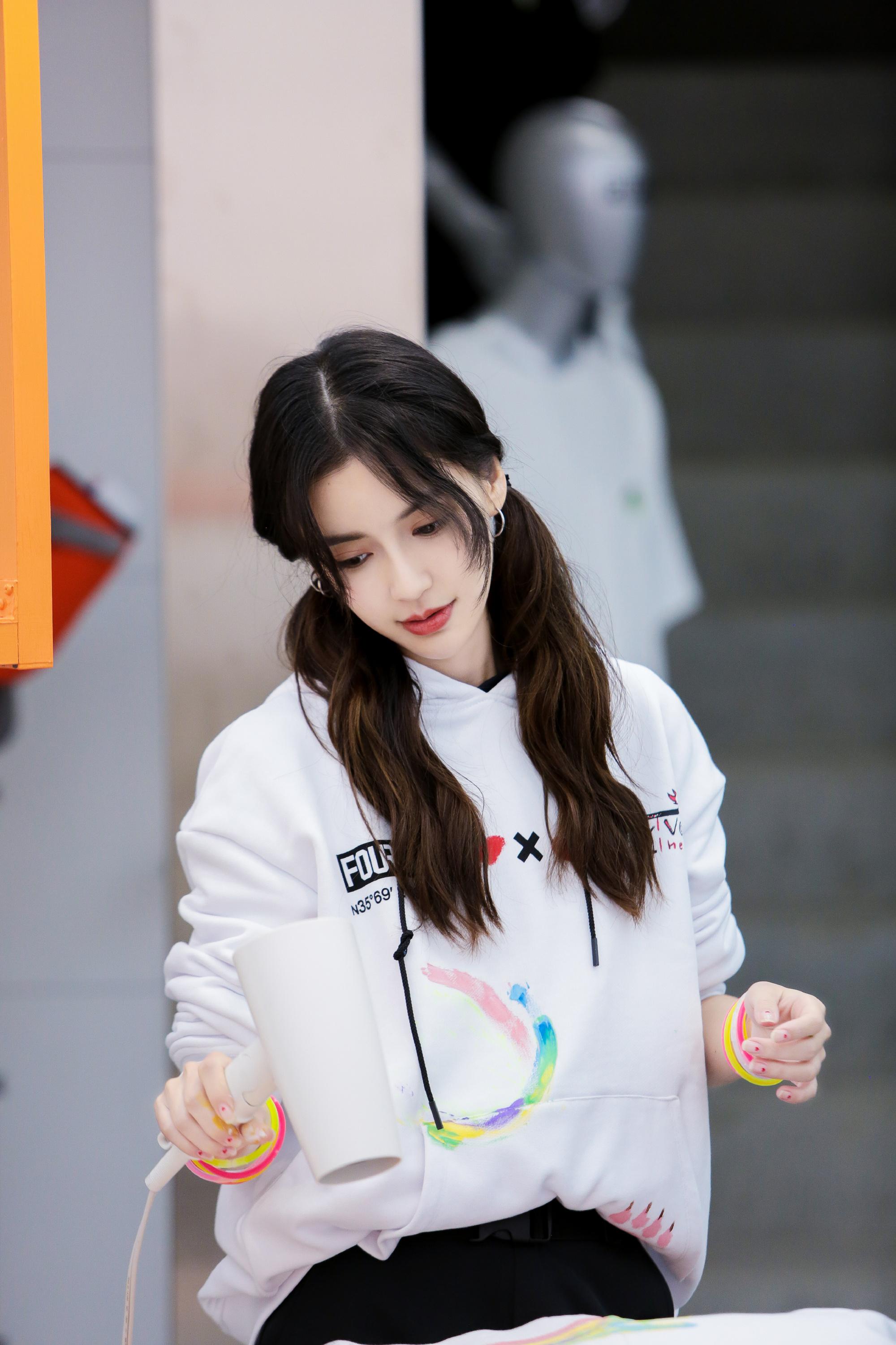 有一种"逆龄"叫杨颖的双马尾,白卫衣配百褶裙,少女感十足!