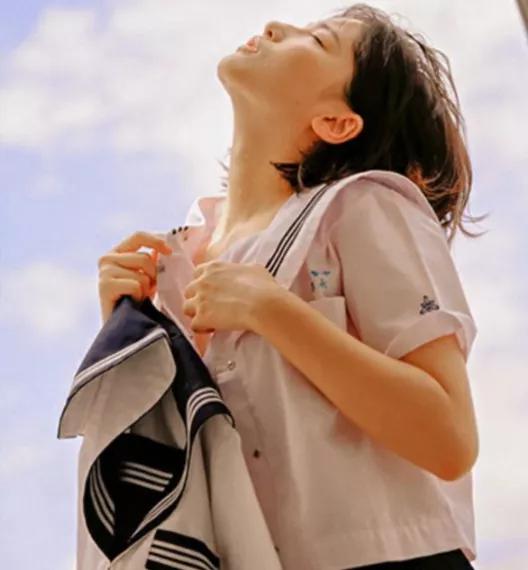 诸葛大力穿校服有多好看?当她解开衬衣扣子时,这谁顶得住!