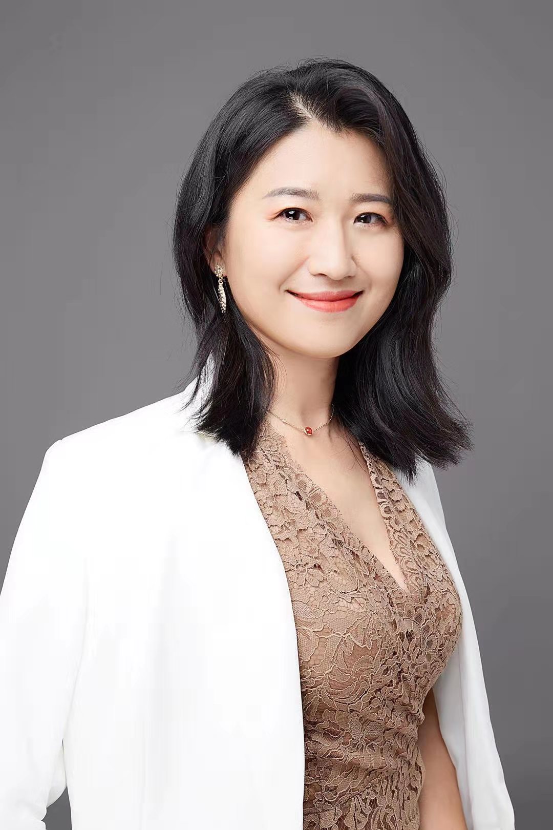 从配音演员到配音导演的张丽敏,一直在幕后认真地工作着.