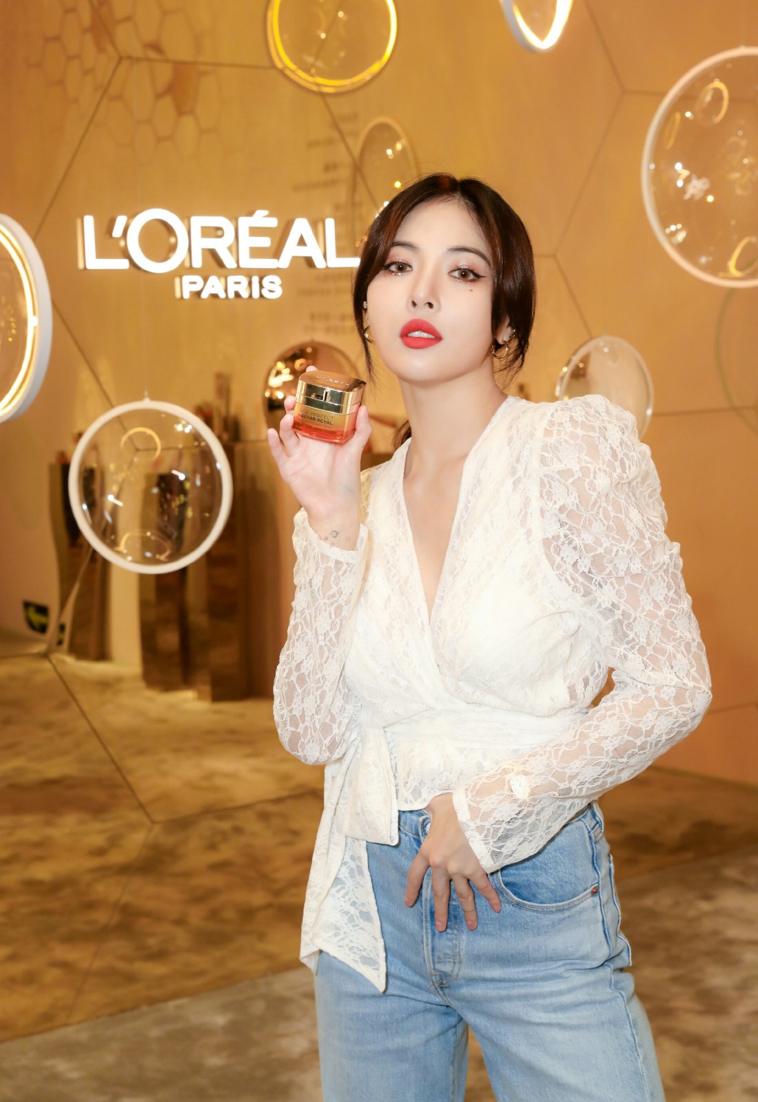 泫雅代言照再次更新,穿粉t加拼接格纹裙出镜,温柔又减龄