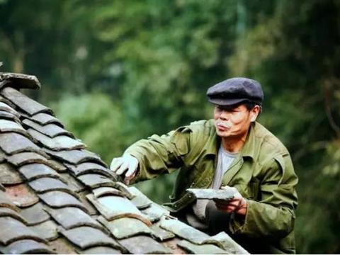 俗语“木匠怕摸,瓦匠怕看”,匠人做工的道理,也是做人的道理|瓦匠|木匠|瓦片_新浪新闻