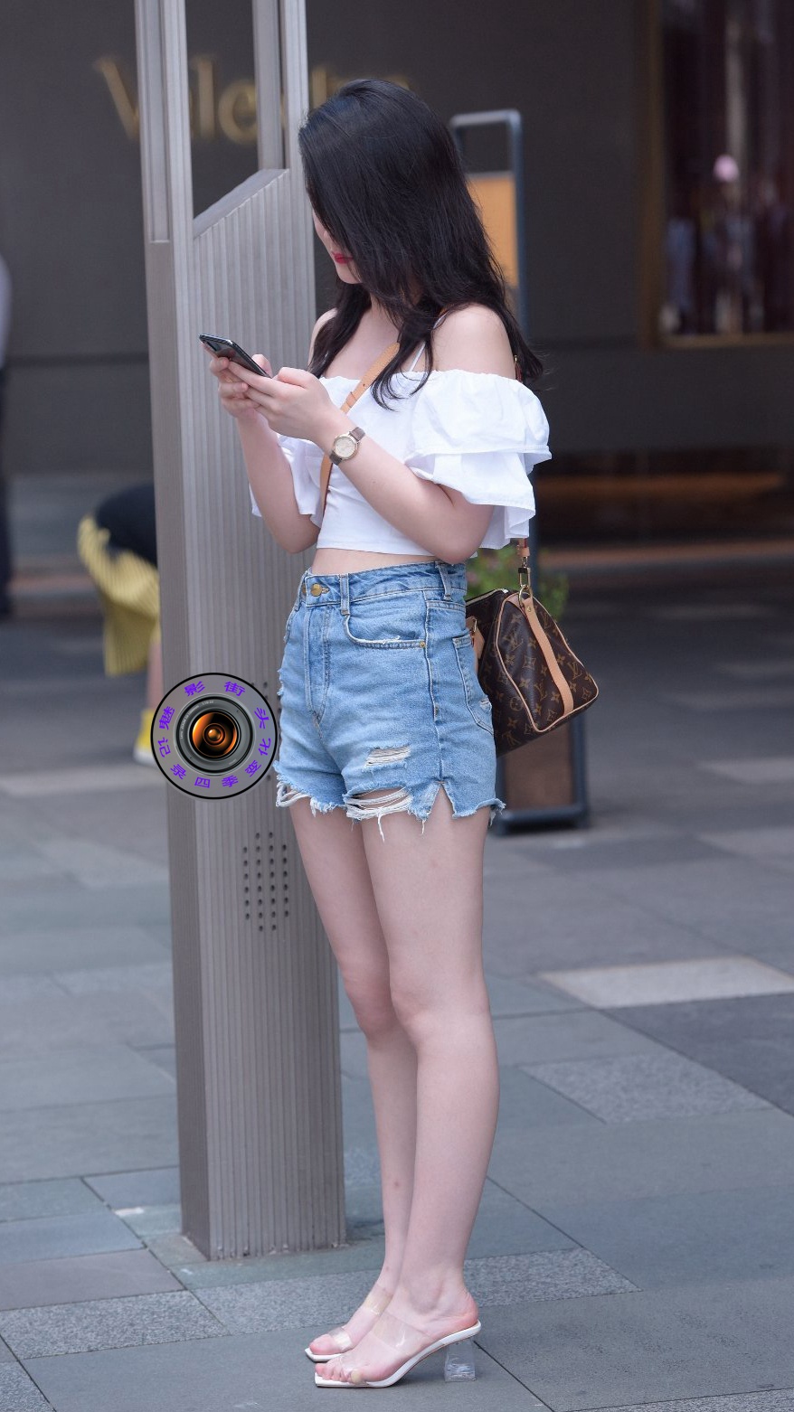 一字肩上衣加牛仔短裤搭配水晶高跟凉鞋凸显微胖身材的韵味