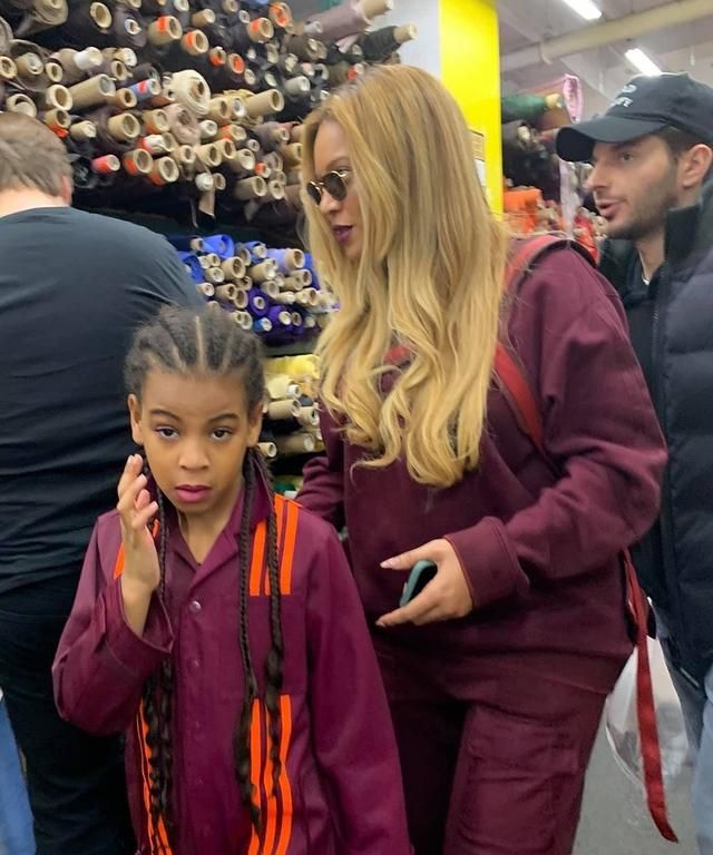 碧昂丝（Beyonce）和女儿（Blue Ivy）穿着亲子装纽约市购物