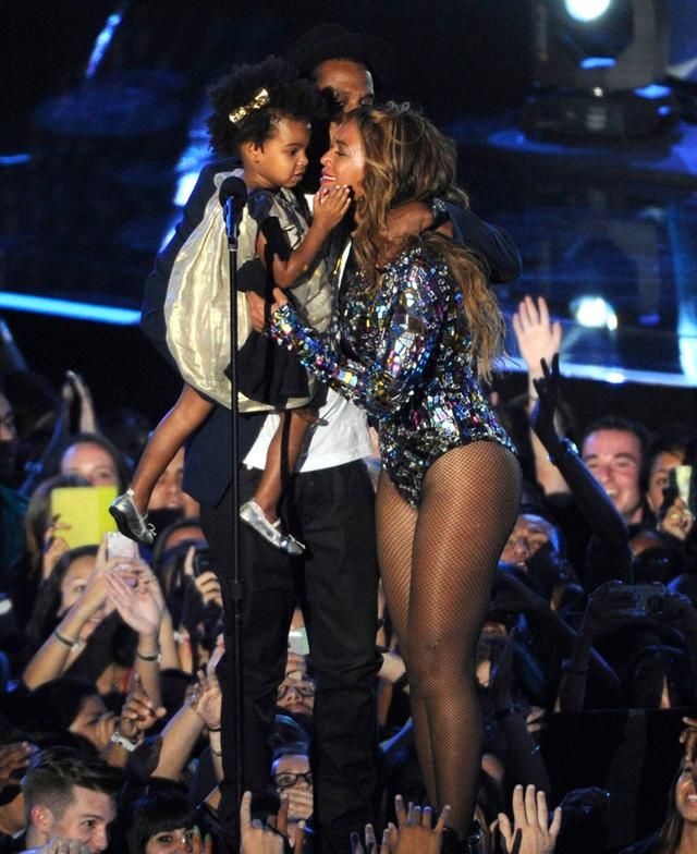 碧昂丝（Beyonce）和女儿（Blue Ivy）穿着亲子装纽约市购物