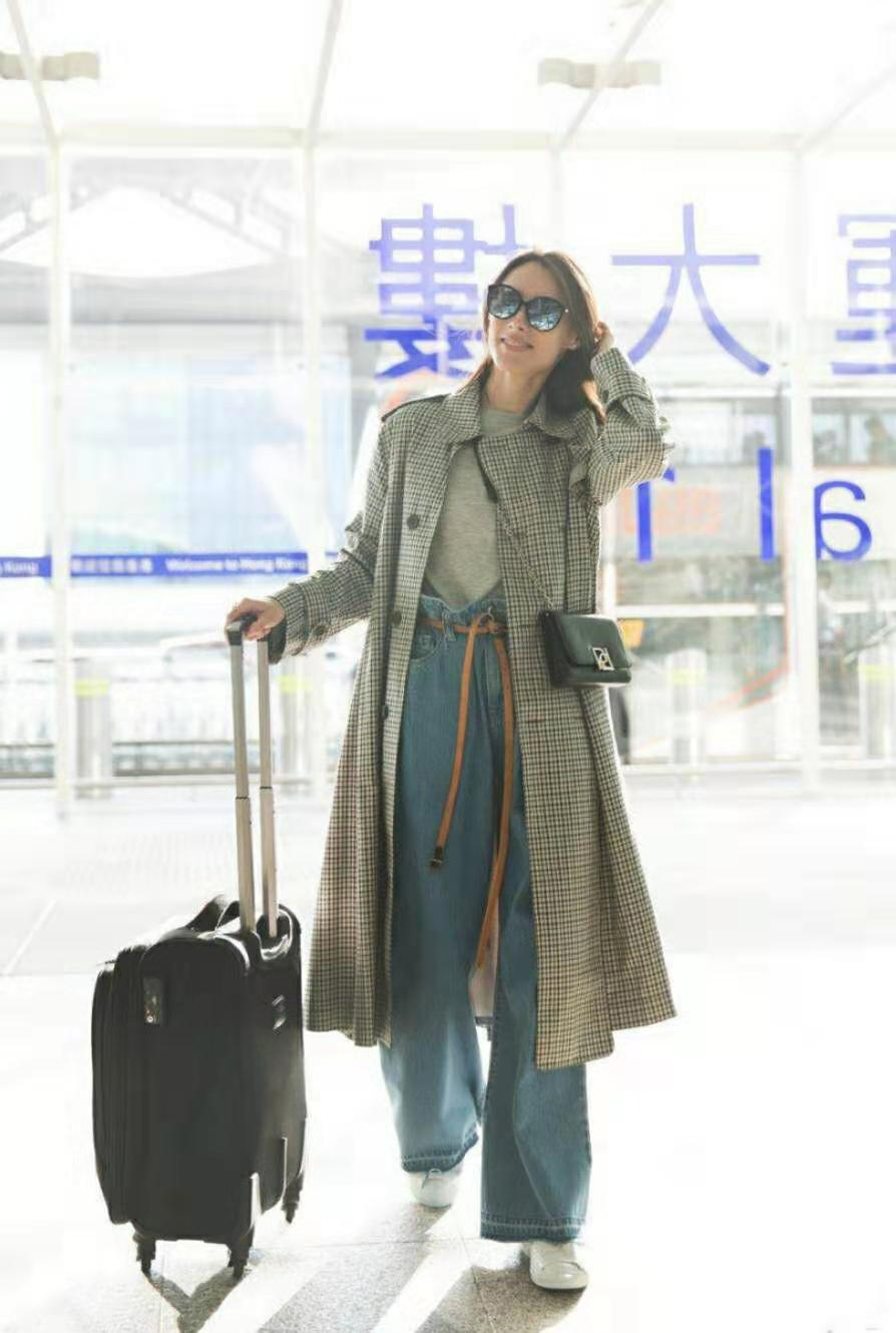 梁洛施穿风衣低调走机场,搭配阔腿牛仔裤好时髦,气场不输超模
