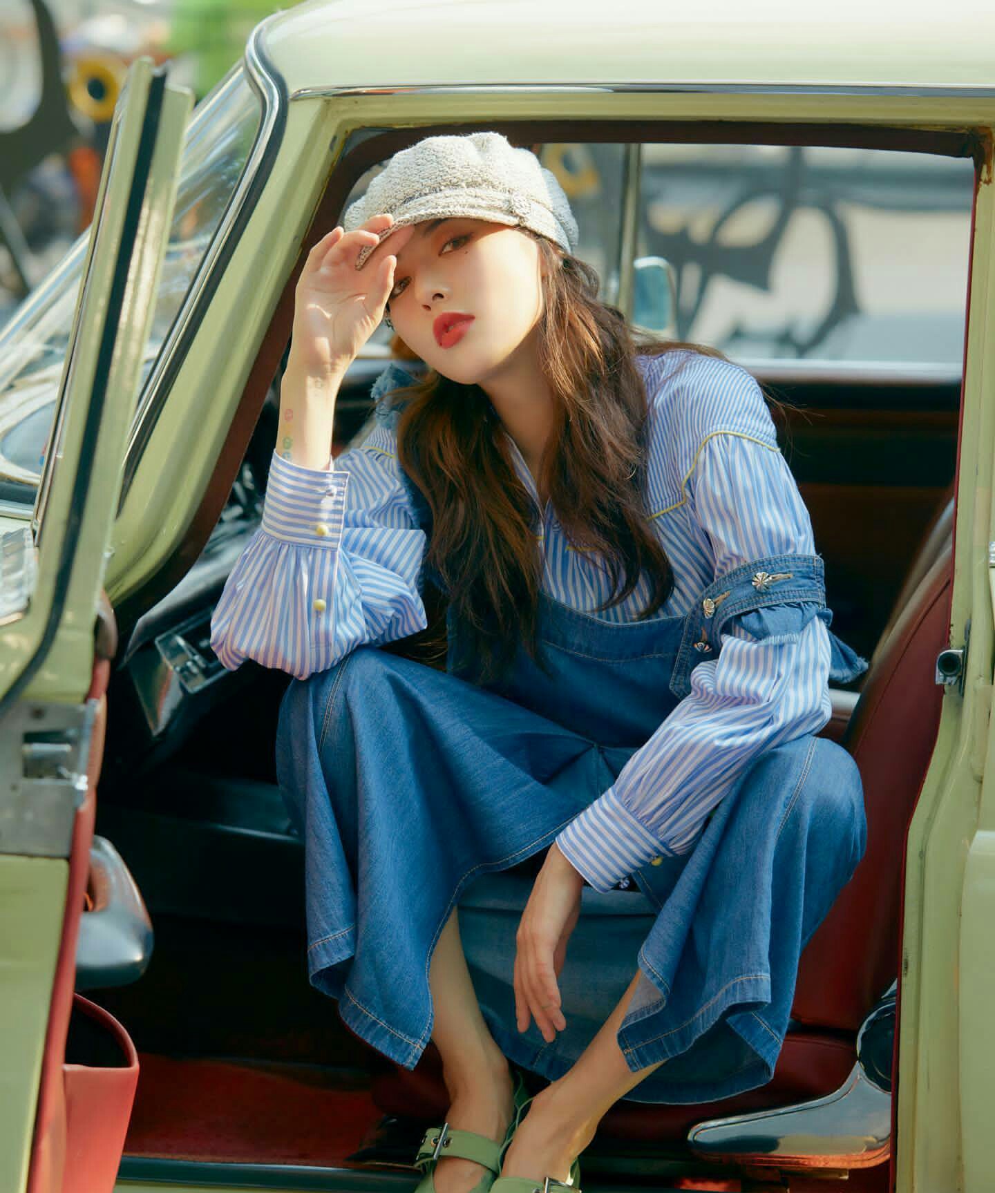 泫雅代言照再次更新,穿粉t加拼接格纹裙出镜,温柔又减龄