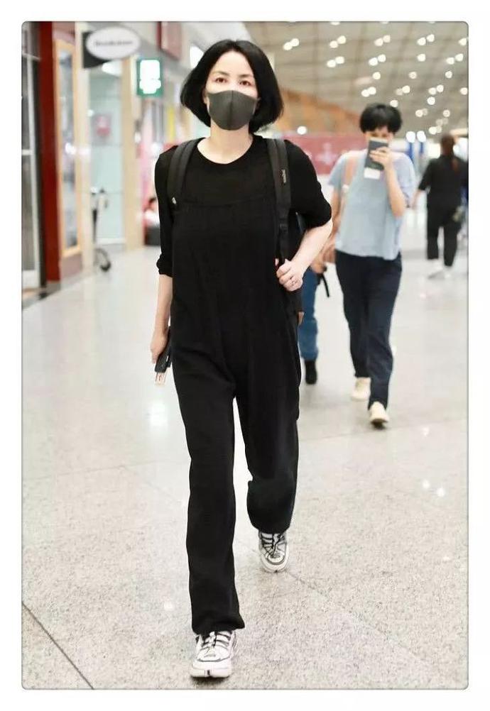 王菲终于现身,bob头配连体裤又美又酷,50岁年龄看起来只有20岁