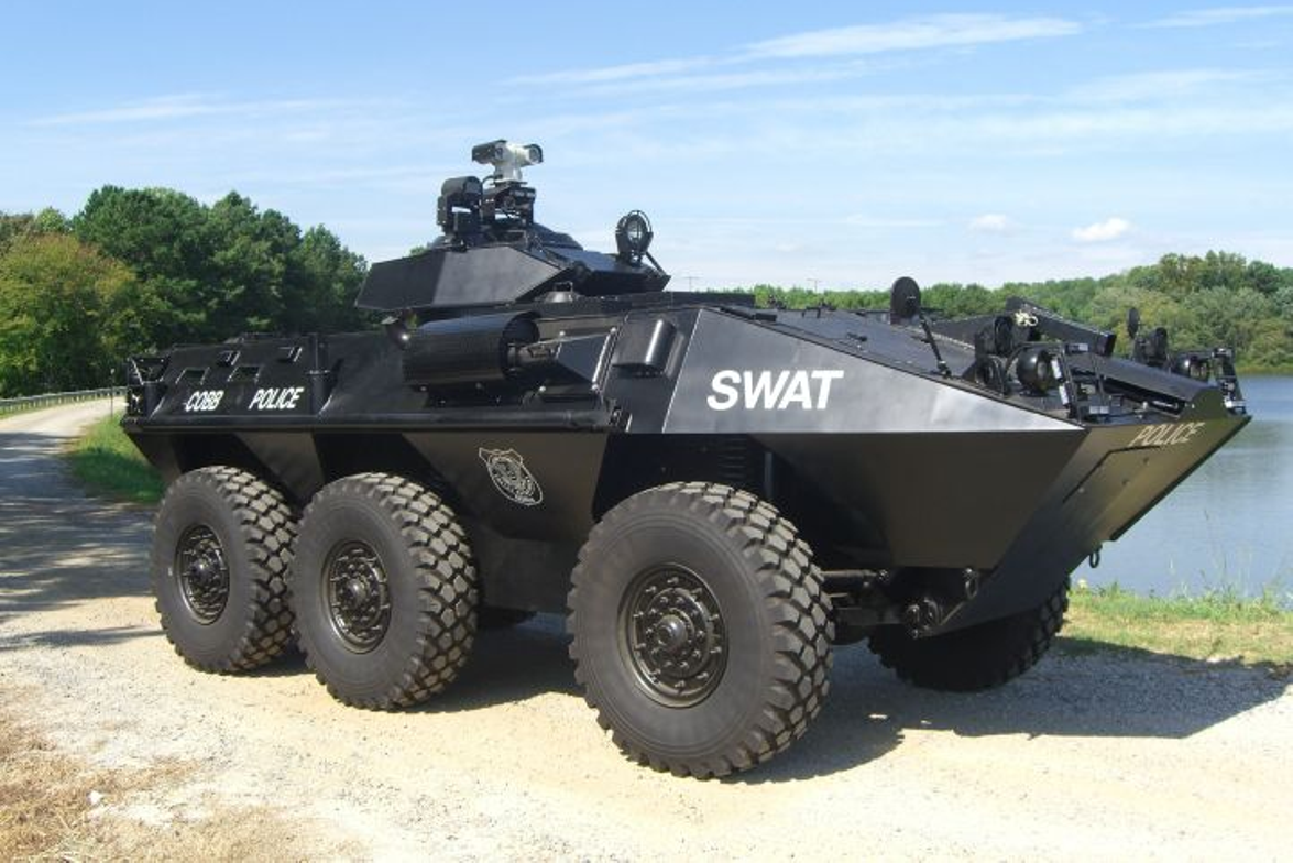 美国警察抓家暴男,挥舞手枪不开门?叫来装甲车直接房上撞个大洞