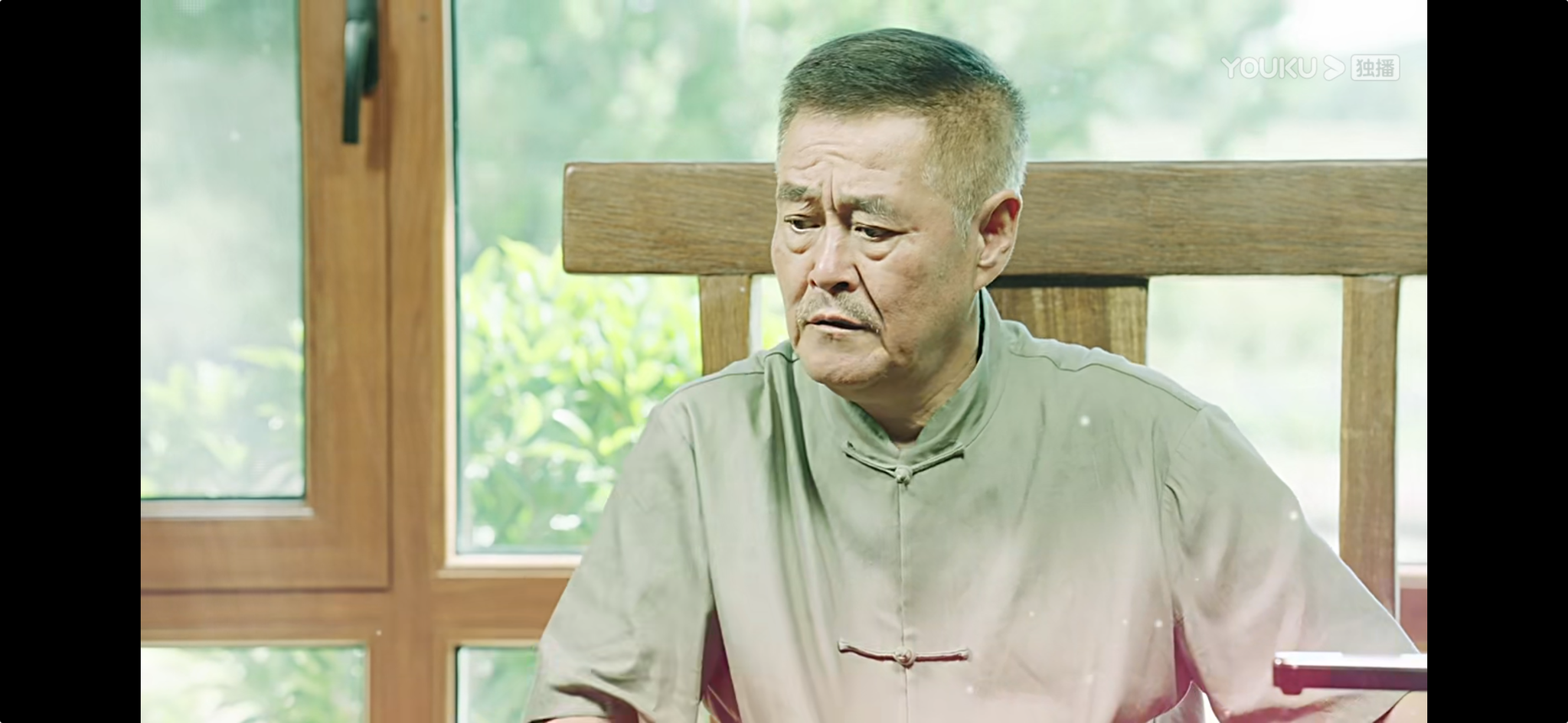 现在则安安分分做一个演员,在剧中扮演戏份不多且不太好看的王大拿