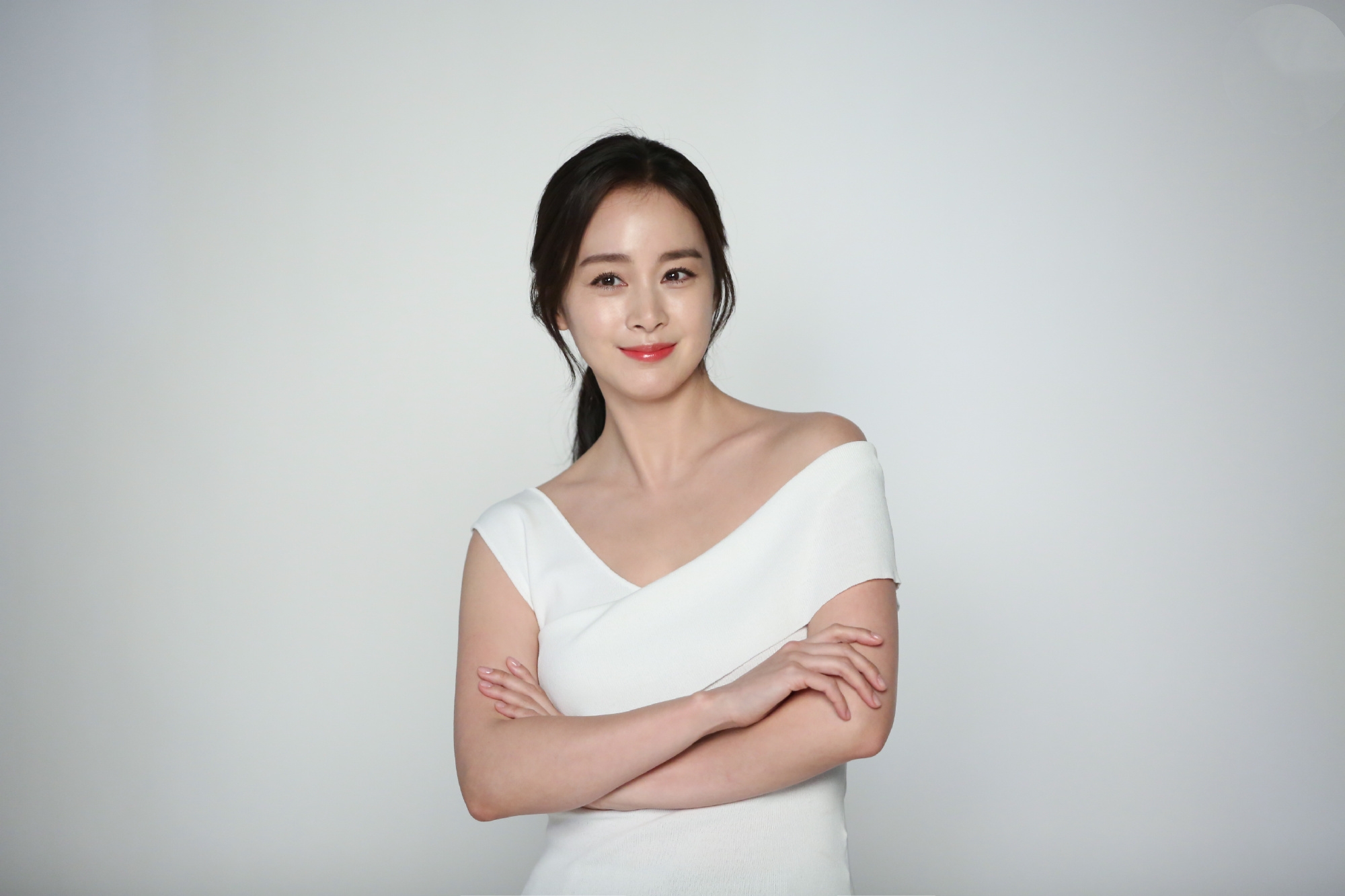 rain妻子金泰希二胎后复出40岁皮肤无瑕疵婴儿肌不输宋慧乔