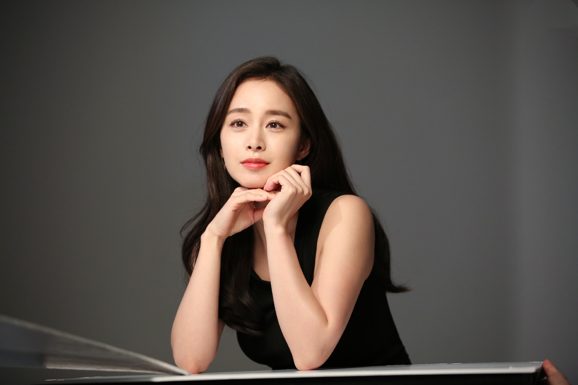 rain妻子金泰希二胎后复出40岁皮肤无瑕疵婴儿肌不输宋慧乔