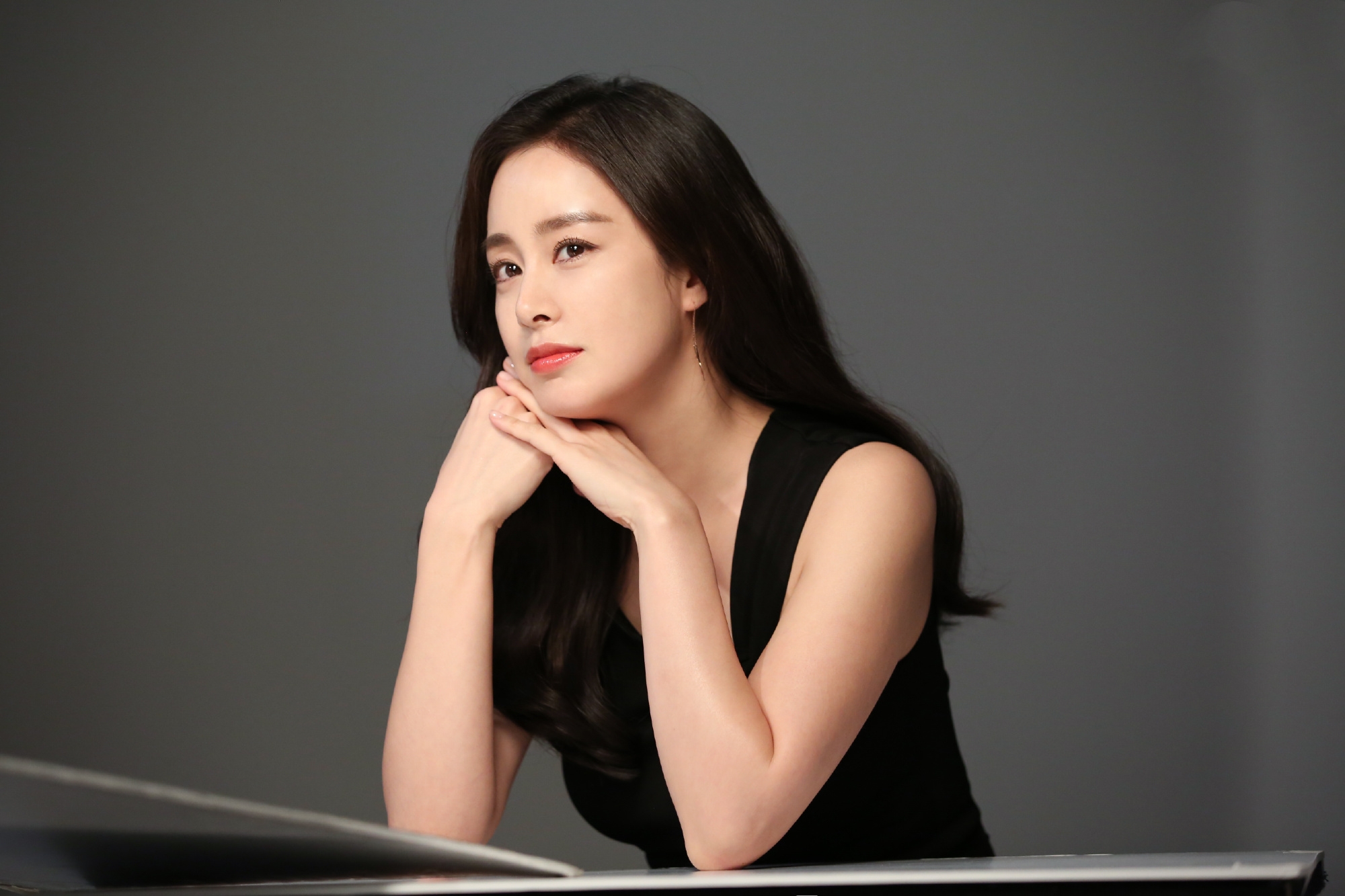 rain妻子金泰希二胎后复出40岁皮肤无瑕疵婴儿肌不输宋慧乔