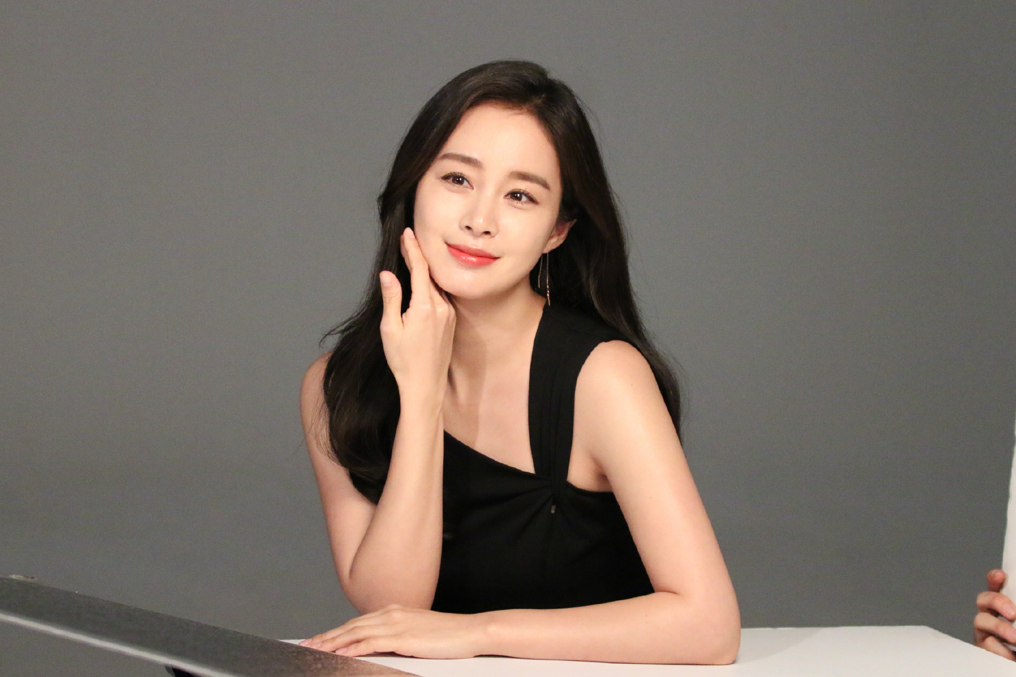 rain妻子金泰希二胎后复出40岁皮肤无瑕疵婴儿肌不输宋慧乔