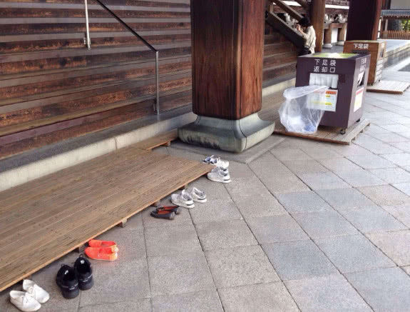 日本习俗进屋需要脱鞋如果有人脚臭怎样处理网友画面太美
