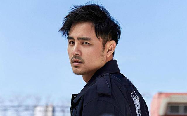 他是刘诗诗前男友,霸道总裁的鼻祖,没架子超亲和陪妈妈摆摊卖菜