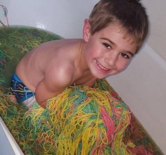 老太太用几十斤面条给孙子体验洗澡,网友得知真相后,纷纷谴责她休闲区蓝鸢梦想 - Www.slyday.coM 老太太用几十斤面条给孙子体验洗澡,网友得知真相后,纷纷谴责她休闲区蓝鸢梦想 - Www.slyday.coM