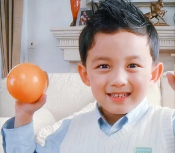 朱一龙小时候,有点温文尔雅.他锅盖头大眼睛非常生动.