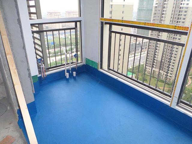 有些家庭为了美观把阳台与客厅地面做平了,结果下雨或地面积水就会