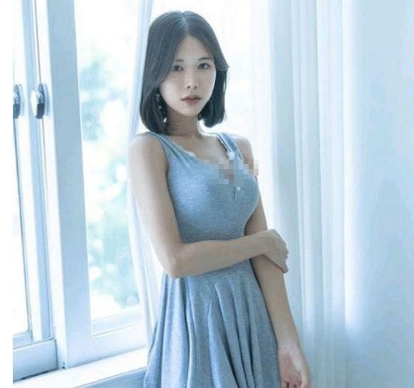 周妍希气质真的好,一身碎花连衣短裙,秀出白皙修长美腿|周妍希|碎花|气质_新浪新闻