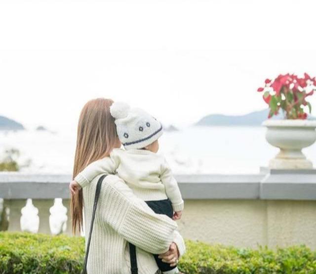 tvb视帝囝囝即将满一周岁老婆晒宝宝背影照感慨时间过得好快