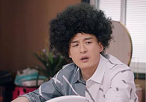 爱情公寓5:小小布出生后,谁注意吕子乔的手机壳?难怪美嘉喜欢