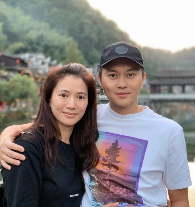 張智霖曬照慶祝結婚19週年,袁詠儀素顏亮相,和老公合影還臉紅