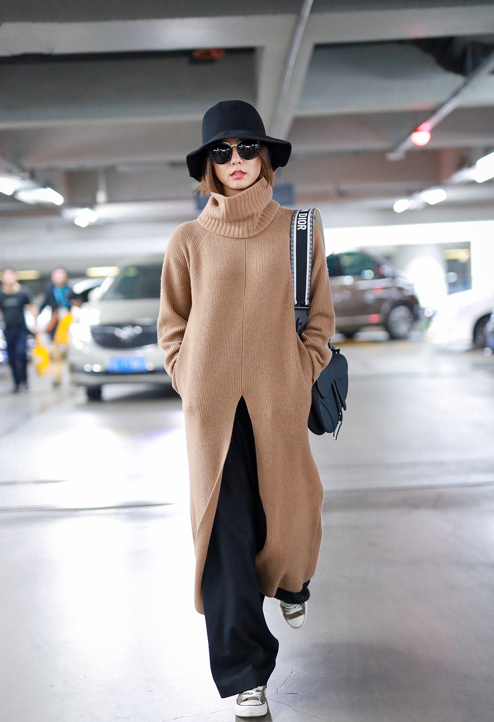 王珞丹穿阔腿裤真时髦搭配针织衫高调秀腿长简直太会穿了