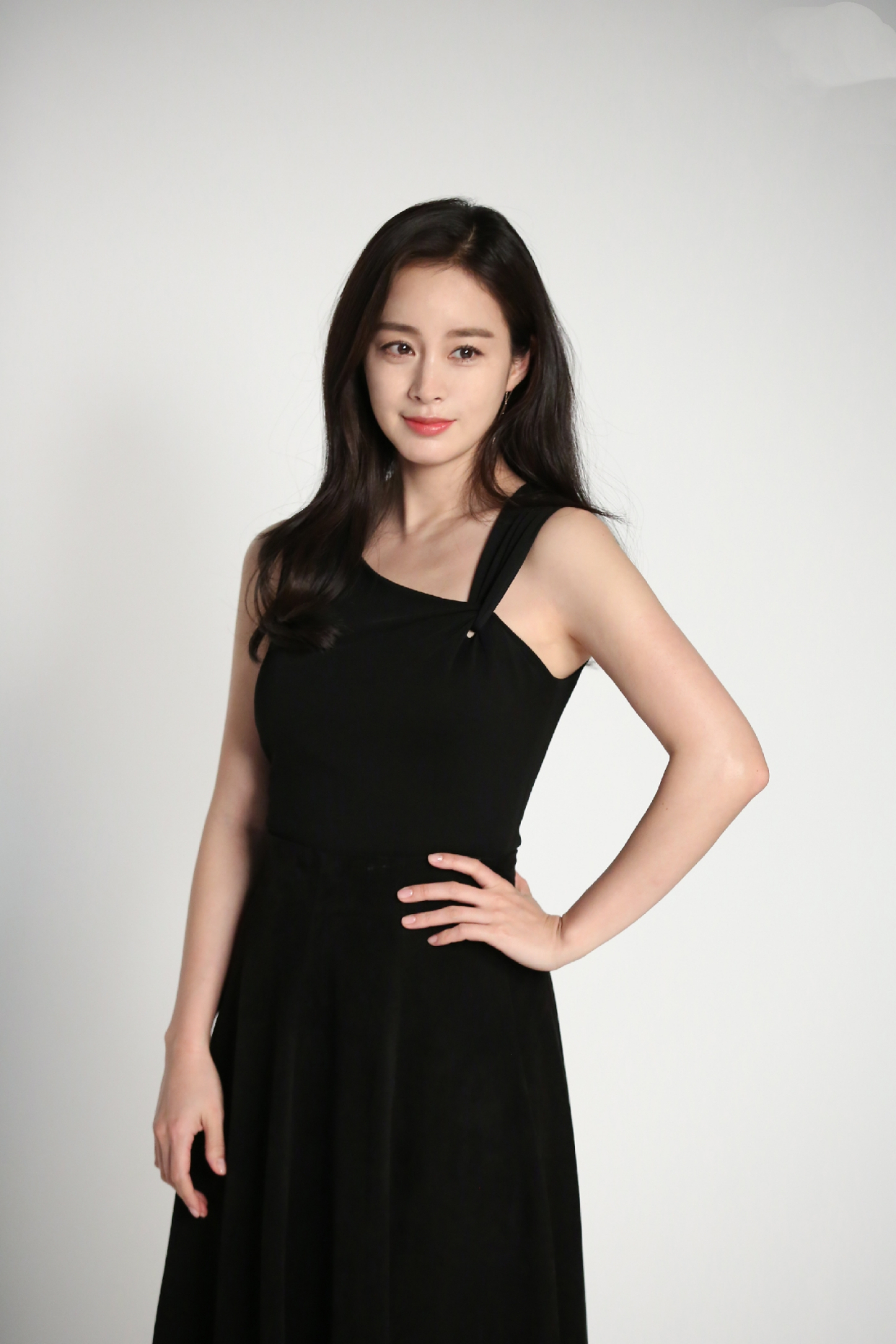 黑色裙装也是不规则露肩款式,肩部的设计非常修饰身材比例,产后才四个