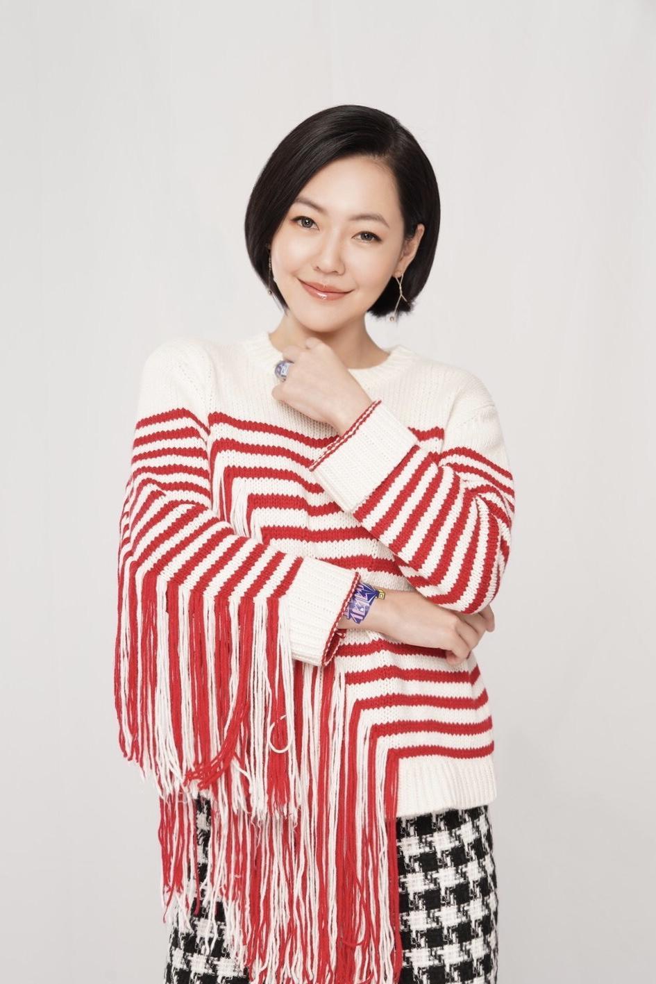 被小s惊艳到了身穿无袖还是套装现身活动身材凹凸有致又有料