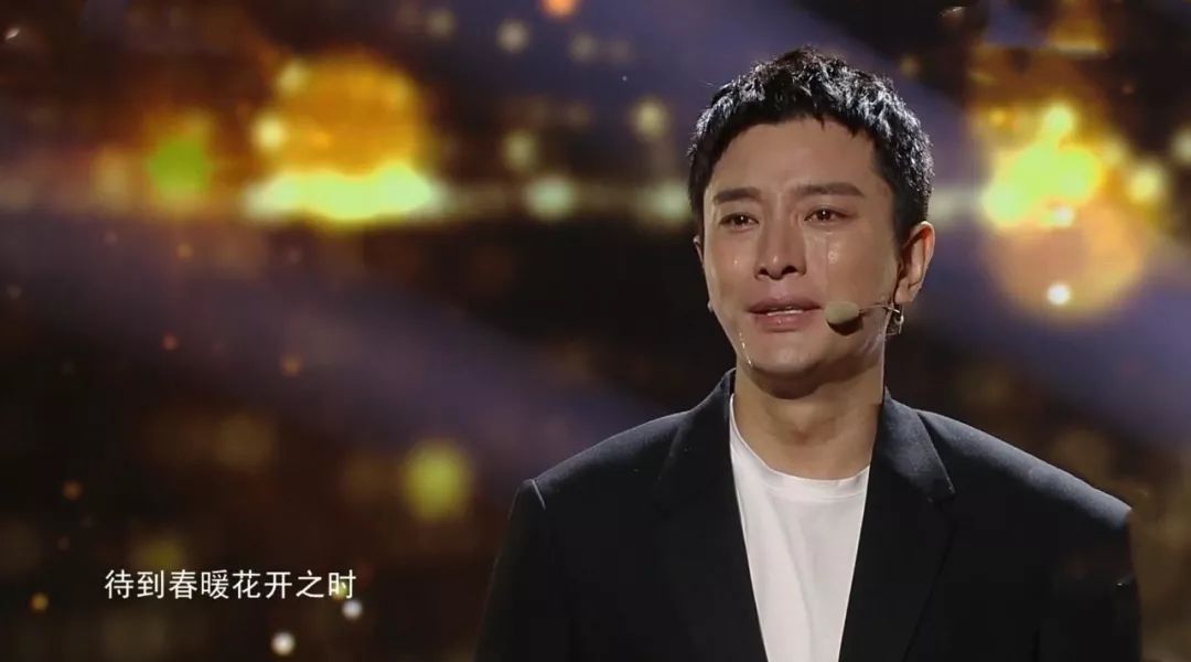 演员不够主持人来凑手忙脚乱耳麦滑掉湖南元宵晚会不容易