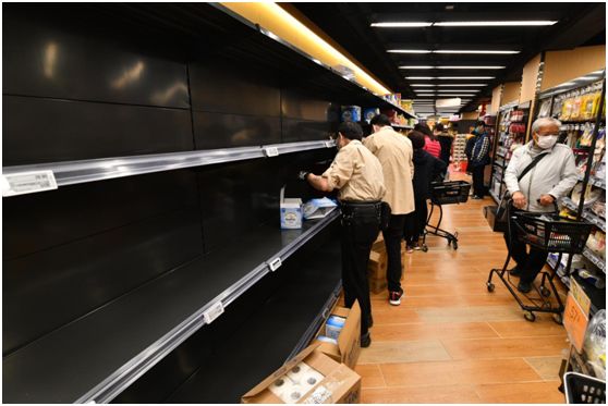 超市货架上的货物已被抢购一空。（图片来源：香港《星岛日报》）