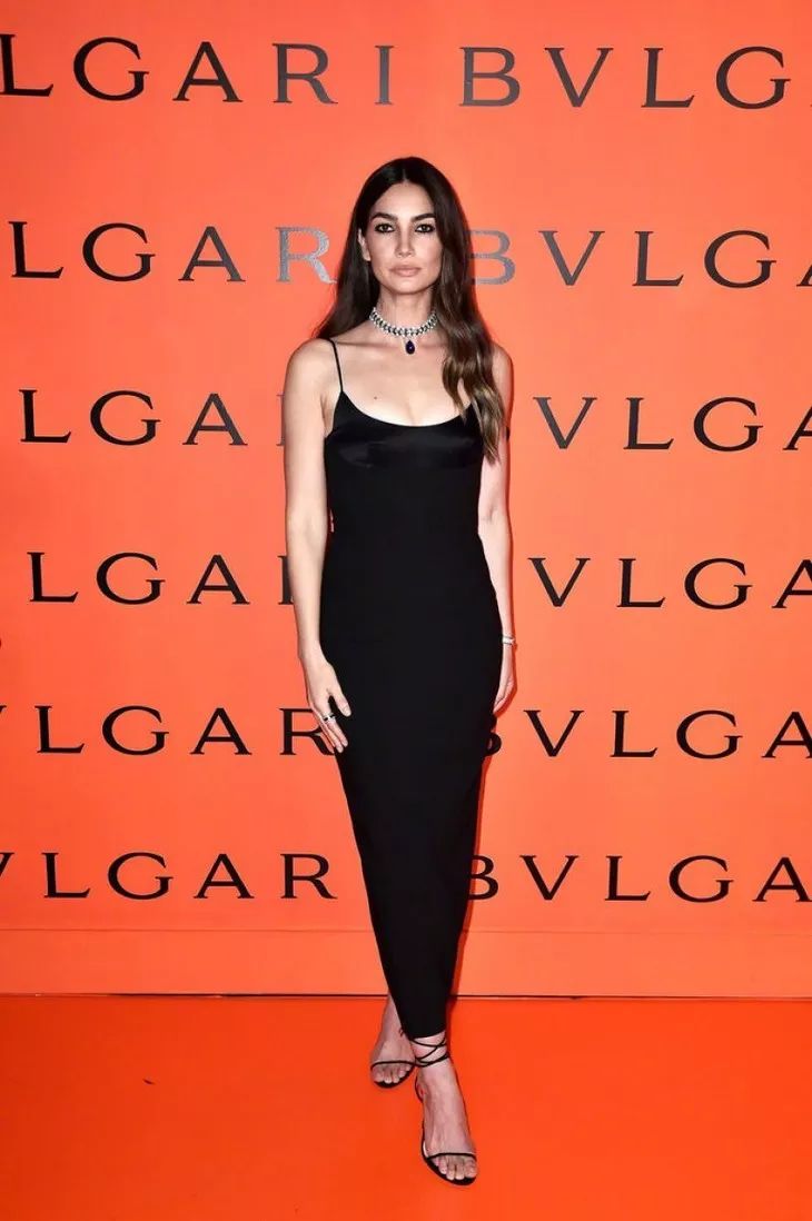 大特写的妆容很优秀.曾经的维密天使lily aldridge亮相bvlgari x b.