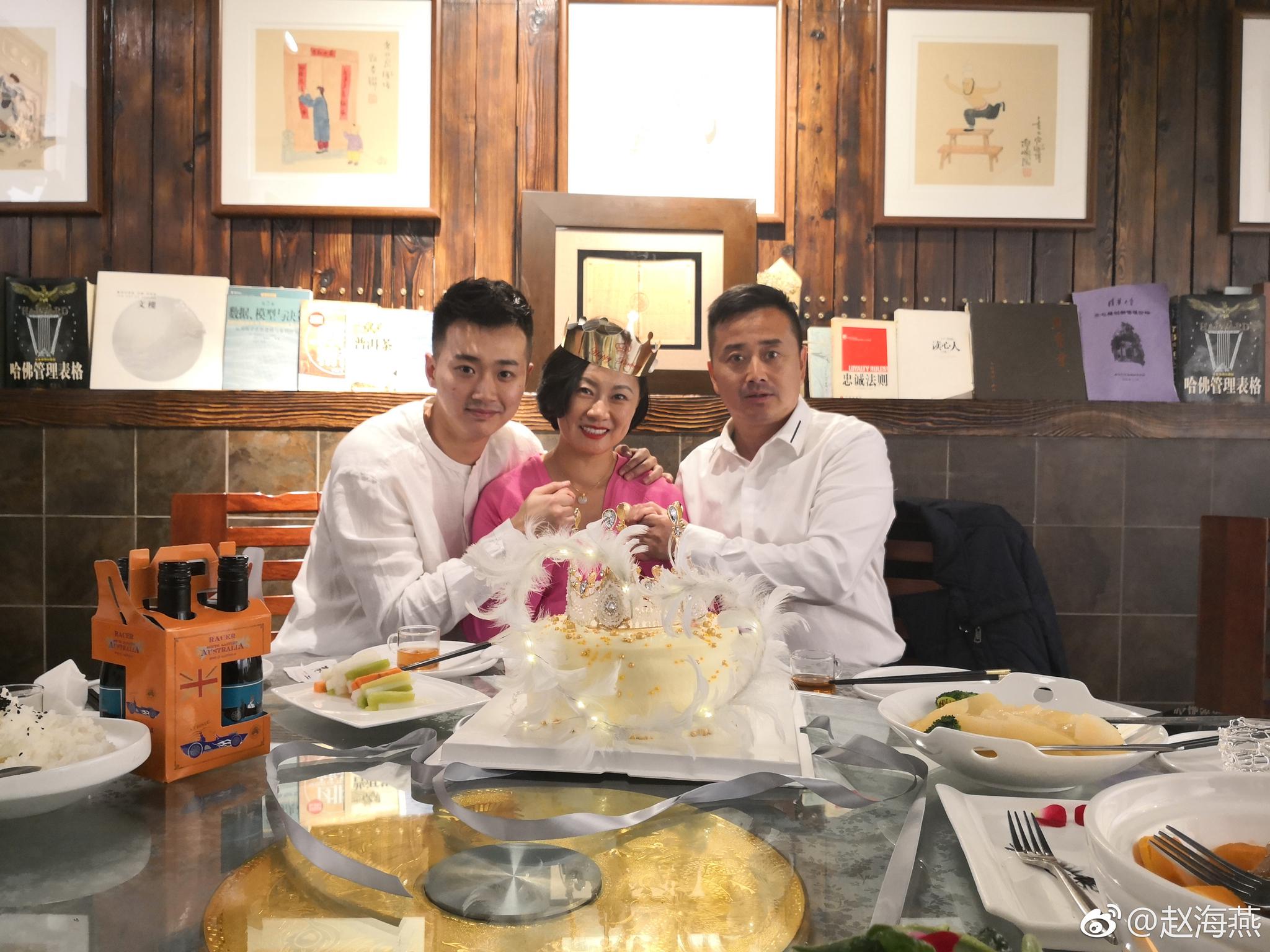 在本山传媒,赵海燕和闫光明是一对模范夫妻,两人恩爱有加,儿子如今