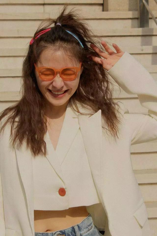 金靖成名背后被同学孤立被人骂丑被公司辞退与男友情断