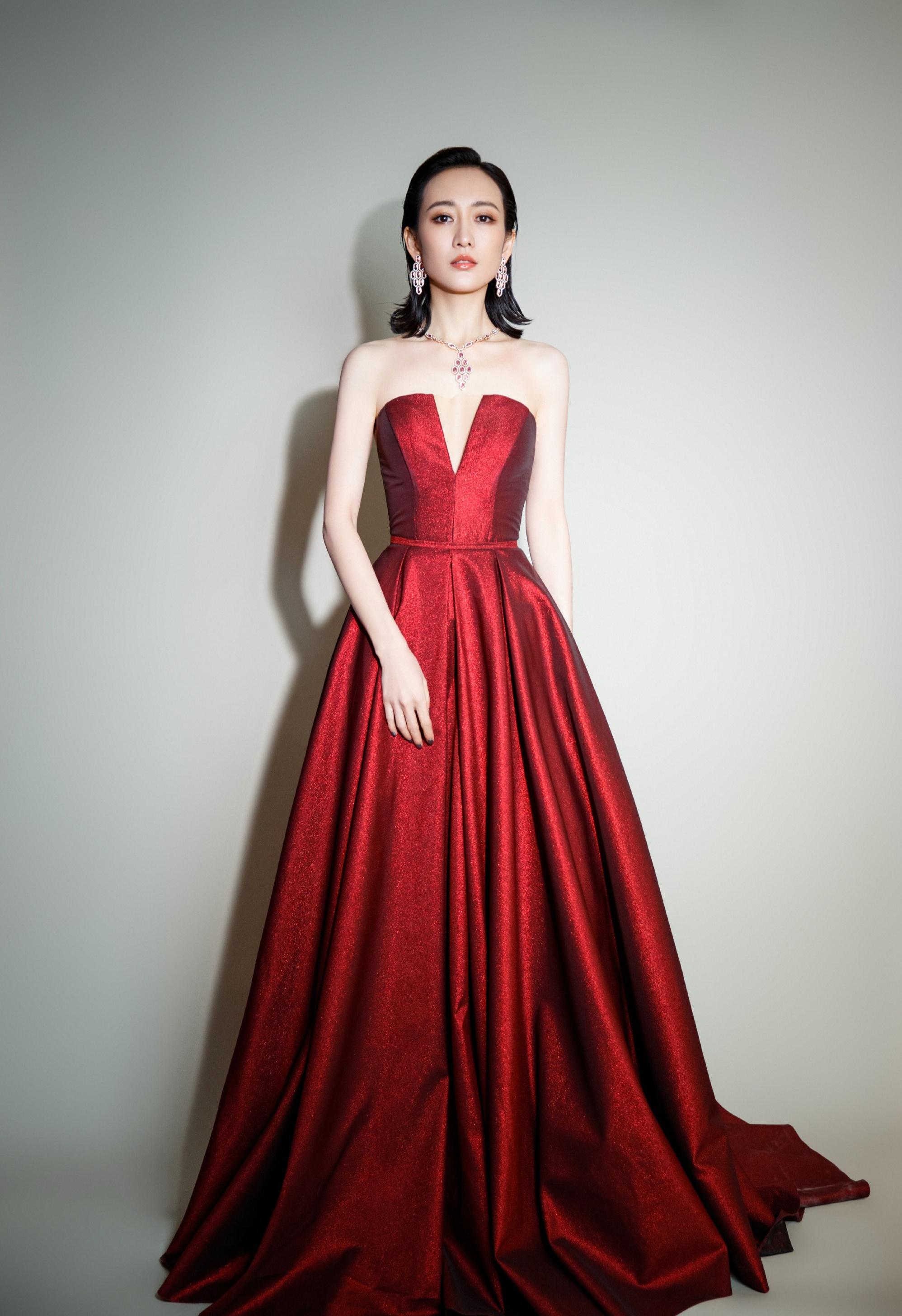 连身裙算什么王鸥的半身裙太吸睛一半西装一半纱裙才叫飒