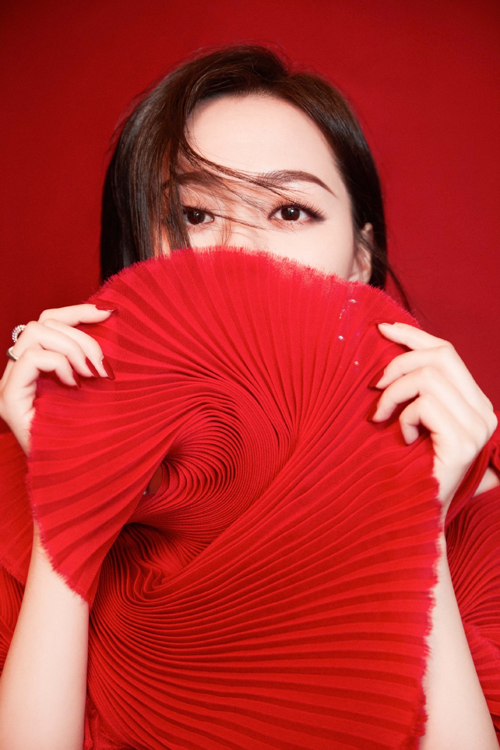 张靓颖 红色折纸风礼服,优雅高贵