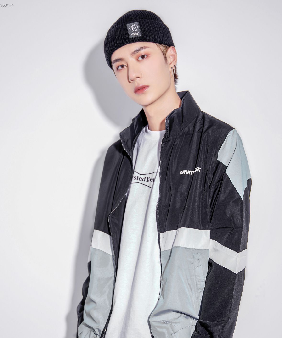 22岁王一博,半永久针织帽造型上线,原来是个隐藏时髦精!