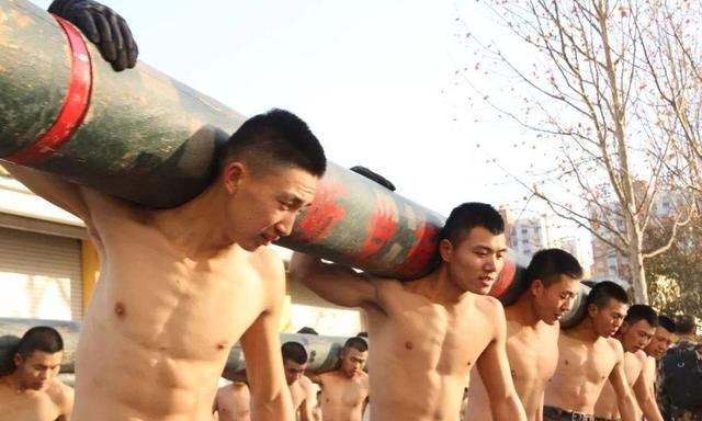 军人在部队训练3年，普通人健身房锻炼3年，谁身体更有战斗力？