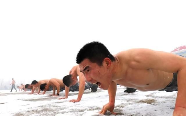 军人在部队训练3年，普通人健身房锻炼3年，谁身体更有战斗力？