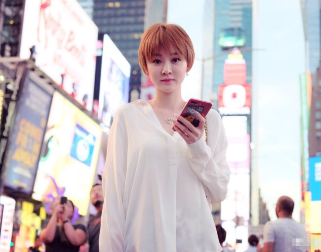 《乡村爱情》后事业开始有起步,更是多次参演沈阳电视台的《大话流行