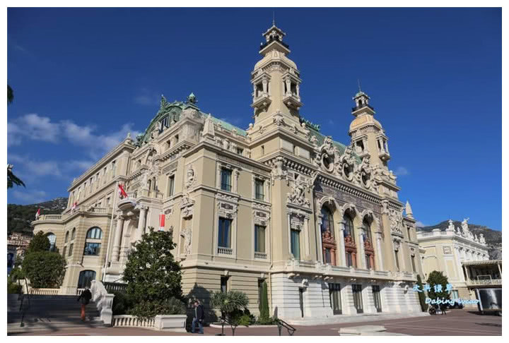 世界上陆地面积最小的几个国家之一:摩纳哥,它仅比梵蒂冈稍微大一点.