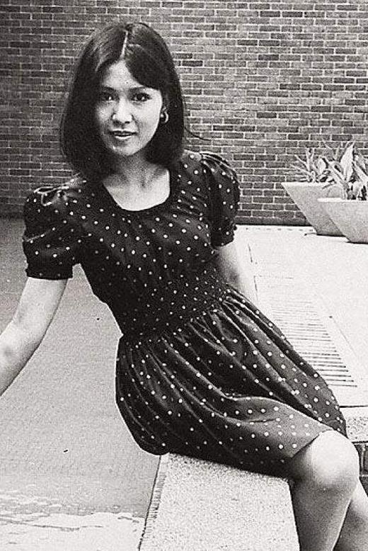 她是香港公主李司棋,曾惨遭两次抛弃,今孤身一人与爱犬相伴